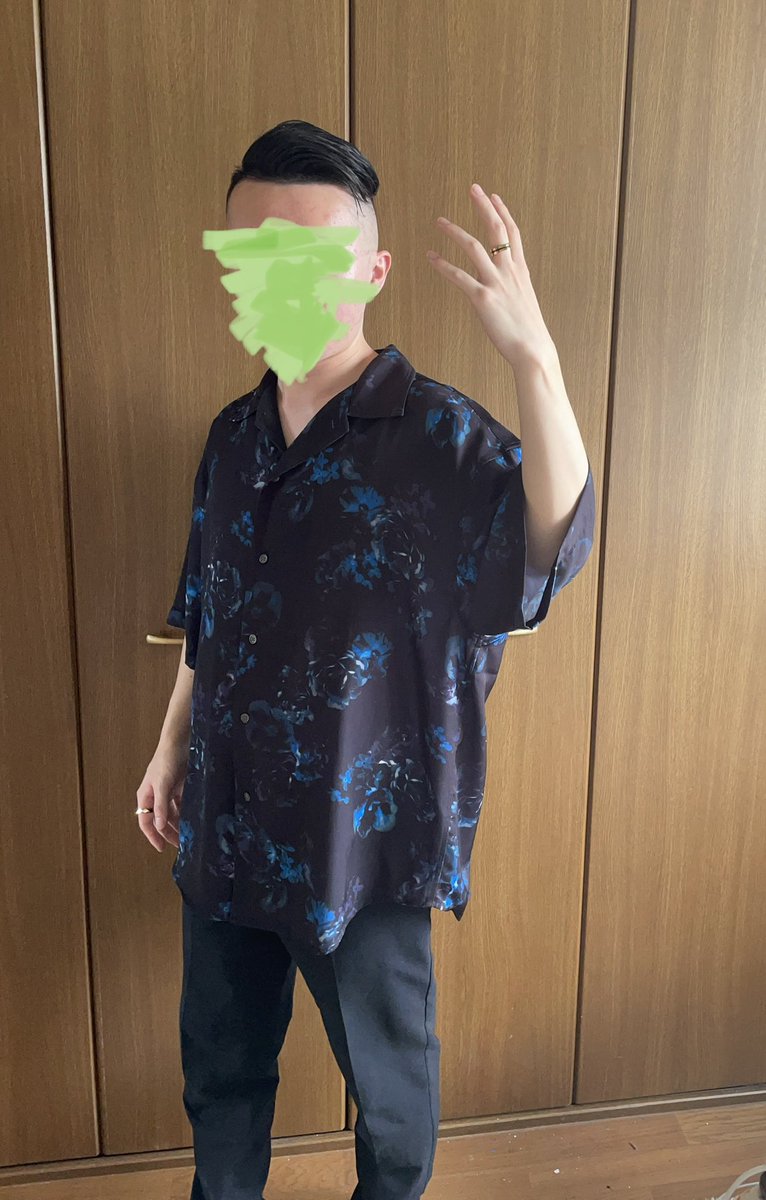 「今日暑かったから推し服着れた! やっぱかっけぇな〜 今日は1枚目のやつ着てったけ」|さいしゅん☘️ しゅんぴすのイラスト