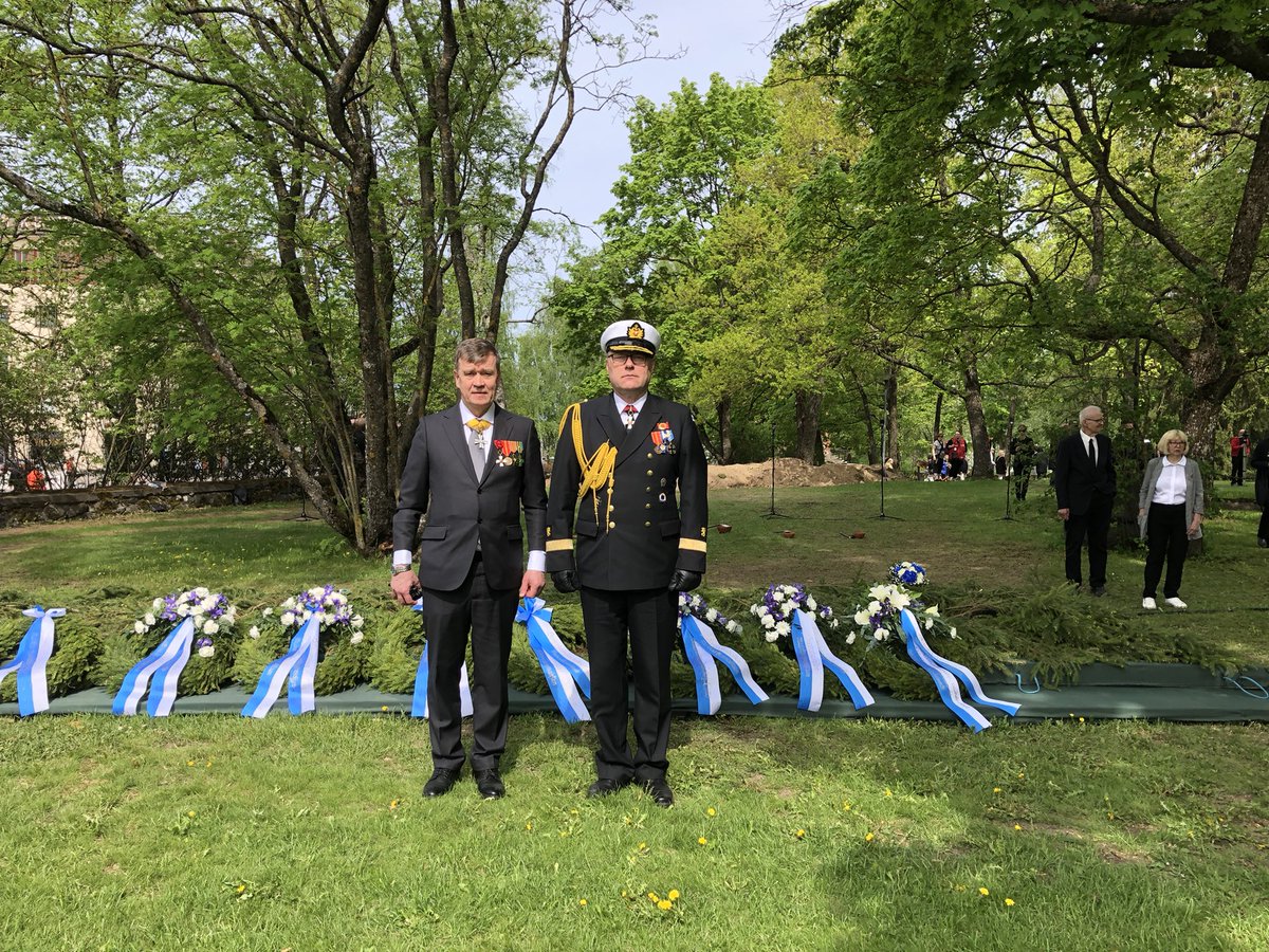 Esa Pulkkinen (@pulkkinen_e) on Twitter photo Tänään siunattiin 48 tunnistamatonta suomalaista sotilasta valtakunnallisissa sankarihautajaisissa Lappeenrannassa.
Minulla oli kunnia edustaa Valtioneuvostoa tässä arvokkaassa tilaisuudessa. Lamir Tuomas Tiilikainen toi tilaisuuteen pv:n tervehdyksen. <a href="/DefenceFinland/">Puolustusministeriö</a> Tänään siunattiin 48 tunnistamatonta suomalaista sotilasta valtakunnallisissa sankarihautajaisissa Lappeenrannassa.
Minulla oli kunnia edustaa Valtioneuvostoa tässä arvokkaassa tilaisuudessa. Lamir Tuomas Tiilikainen toi tilaisuuteen pv:n tervehdyksen. <a href="/DefenceFinland/">Puolustusministeriö</a>
