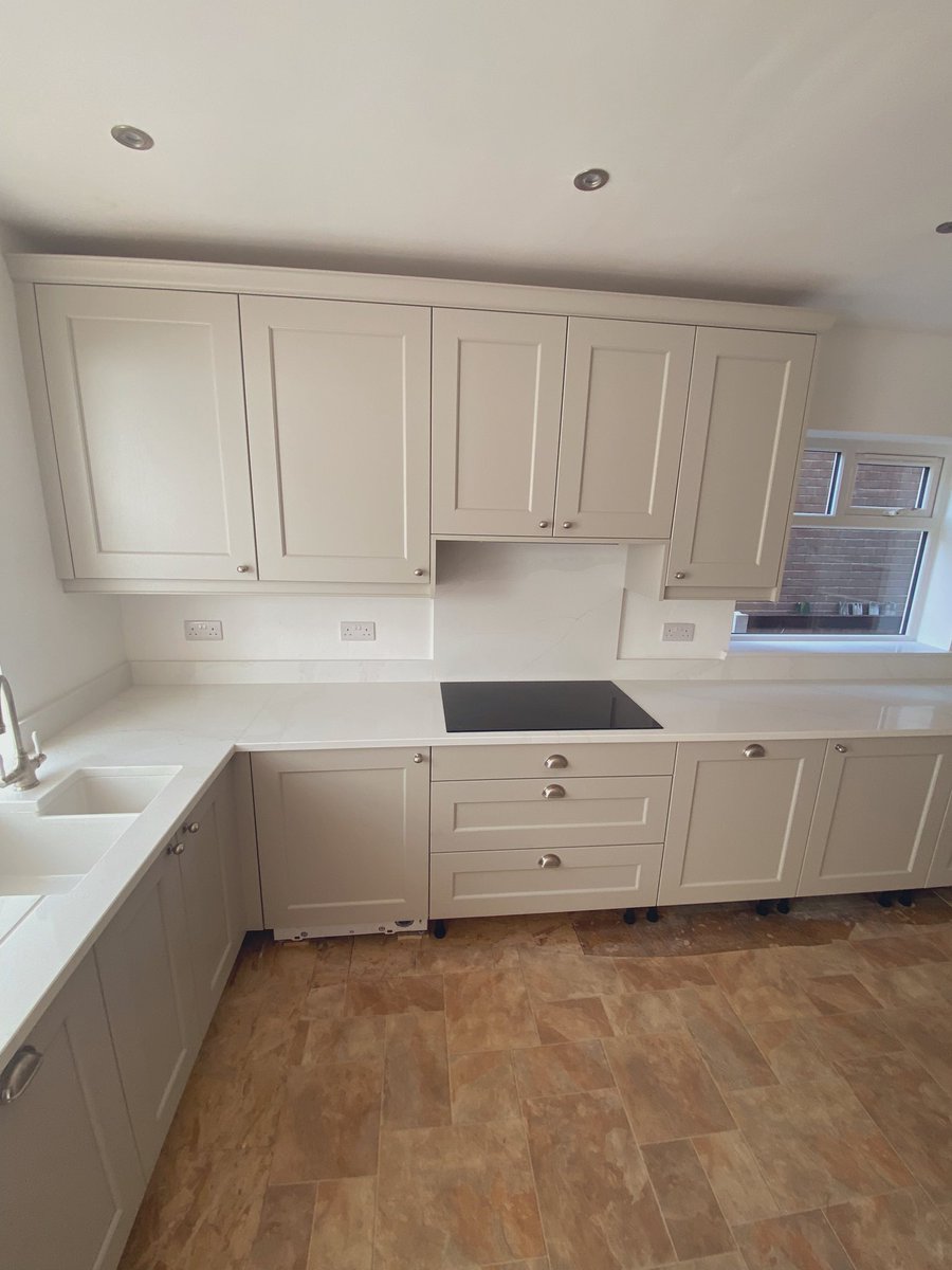 This kitchen in Ainsdale is nearly finished now ready for the new flooring to be in installed 👍

 #kitchen #kitchenfitter #shakerkitchen #quartzworktops #newkitchen
#merseyside #southport #bespoke #neff