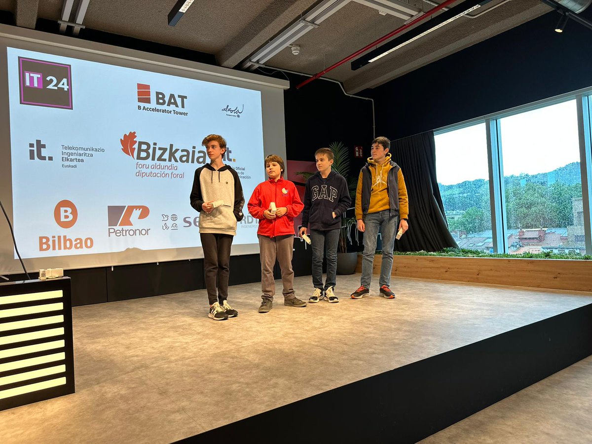 ¡Grandes científic@s! 👩‍🔬🧑‍🔬 Y campeones. 👏 El alumnado de Primaria ha ganado el reto #IT24 planteado por el Colegio de Telekos  con un proyecto espectacular: una 'roomba' urbana que limpia, recoge y clasifica la basura. Ahí es nada. 

#BegoñazpiEredua #ModeloBegoñazpi