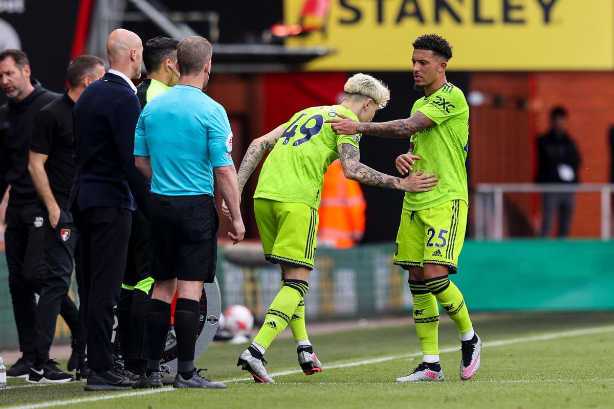 Dwight Yorke: "Saya tidak melihat pemain seperti Jadon Sancho memiliki semangat juang yang membara ketika ia bermain, hal yang sama juga terjadi dengan Martial. Saya suka ketika Garnacho masuk karena ia membawa energi ke dalam tim. Ia memiliki keinginan yang besar saat masuk."