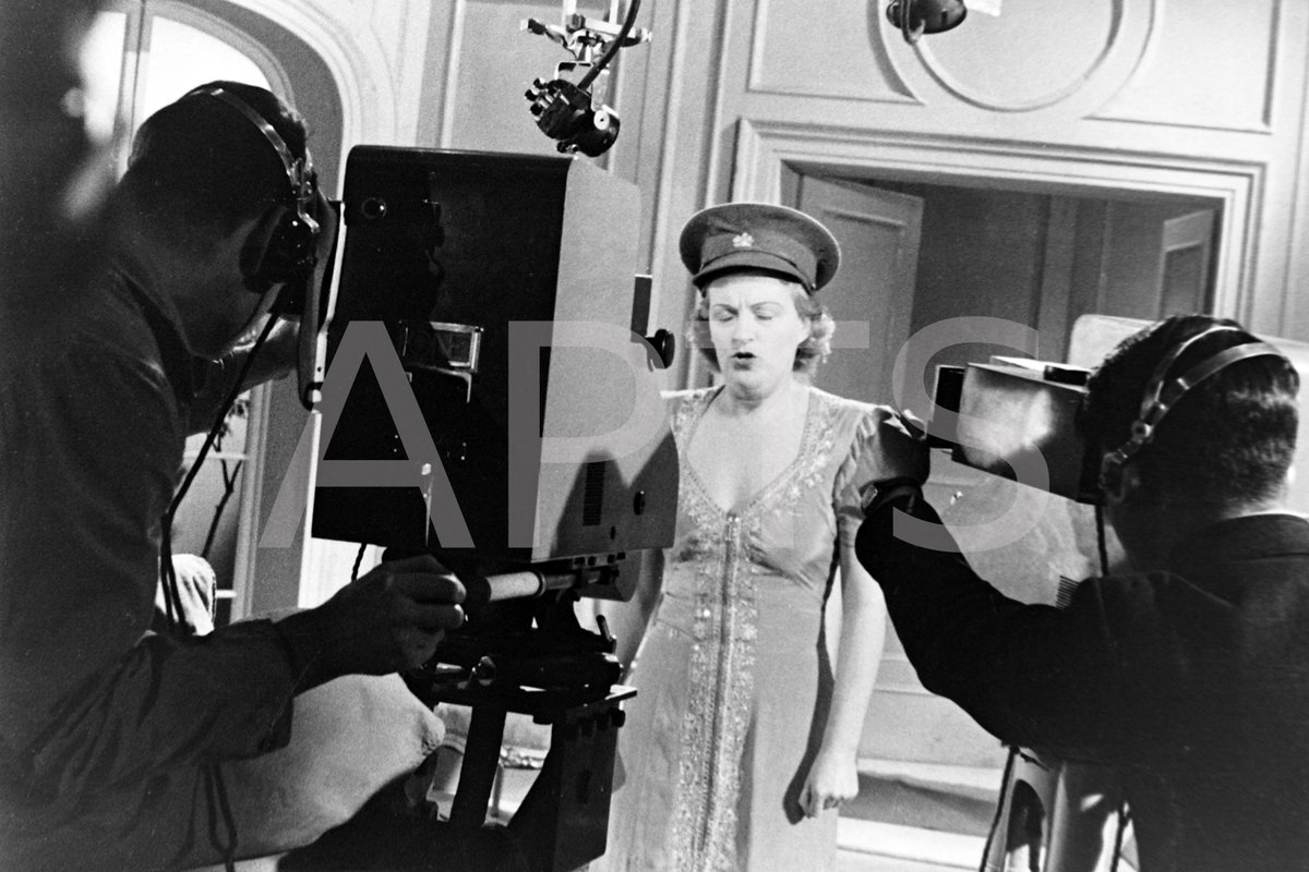 #OTD in 1937 - First television appearance of #GracieFields in "Starlight" from <a href="/Yourallypally/">Alexandra Palace</a>.
Gracie also appeared on Baird 30-line television on  31/03/1930 &amp; 7/10/32.
@jamie_medhurst <a href="/kaleidoscopetv/">Kaleidoscope</a> <a href="/Illuminations/">Illuminations</a> @transdiffusion <a href="/BBCArchive/">BBC Archive</a> <a href="/OurGracieFields/">OfficialGracieFields</a> <a href="/lmmother/">Clarice Cliff</a>