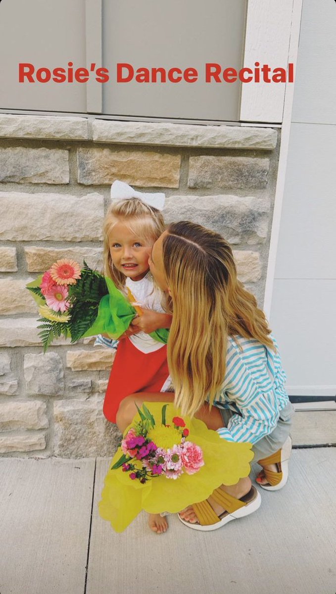 topidbr's tweet photo. 📸 "Recital de dança da Rosie. Rosie completou 8 meses de aulas de dança para estar no recital. Ela abana seus dois pompons quando vê Tyler na primeira fila. Tyler mãe e pai."

- Jenna Joseph via IG Stories! 🥺❤️ https://t.co/OjIs7TtwsX