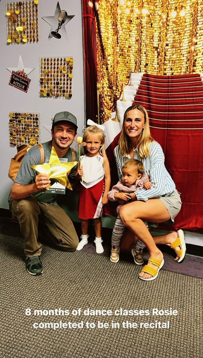 topidbr's tweet photo. 📸 "Recital de dança da Rosie. Rosie completou 8 meses de aulas de dança para estar no recital. Ela abana seus dois pompons quando vê Tyler na primeira fila. Tyler mãe e pai."

- Jenna Joseph via IG Stories! 🥺❤️ https://t.co/OjIs7TtwsX