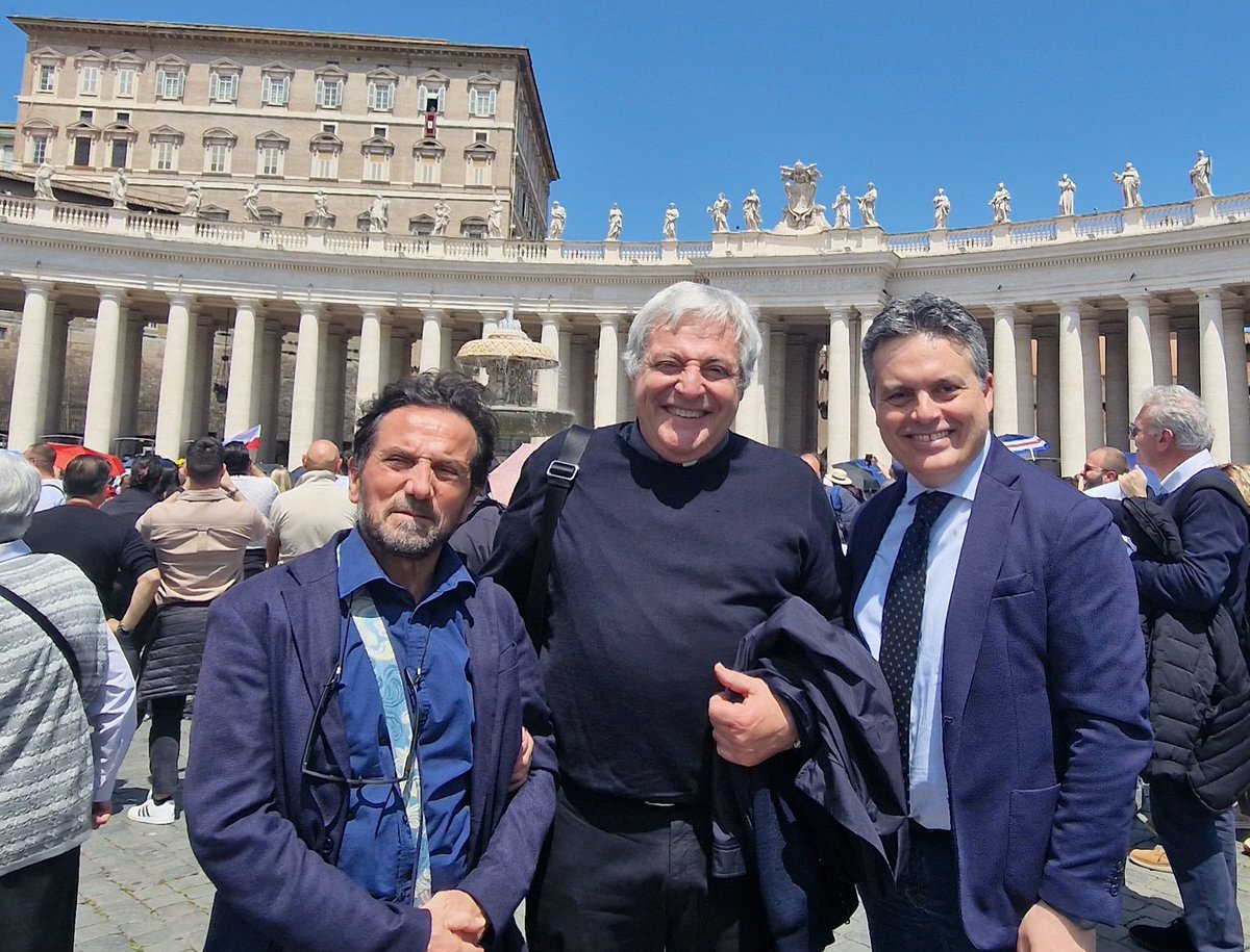 In piazza San Pietro per la Giornata mondiale delle Comunicazioni sociali. Accogliere l'auspicio del Papa per un giornalismo sempre al servizio della verità e del bene comune.@USIGRai @FnsiSocial @UcsiLazio @UcsiSocial #GMCS2023 @PopolieMissione