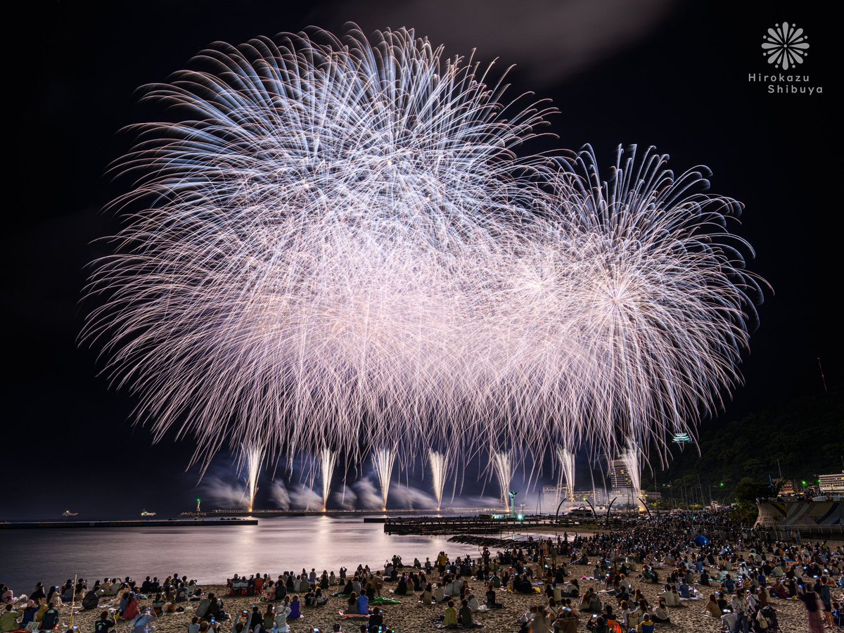 今年3回目となる熱海の名物花火が、夜空とビーチに集う人々を盛大に彩りました。

2023.05.21
熱海海上花火大会

#熱海海上花火大会 #イケブン #静岡県 #熱海市 #花火大会