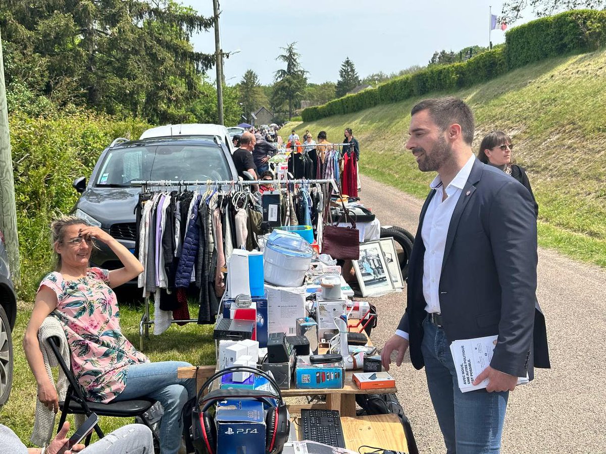 JulienOdoul's tweet photo. 📚☀️ Magnifique dimanche ensoleillé à #Subligny pour saluer les exposants et les visiteurs du vide-grenier. Merci à vous tous pour vos sourires et pour votre bonne humeur ! Votre confiance est une vraie force.🙏🏻
#Yonne https://t.co/pdUV2QUNqU
