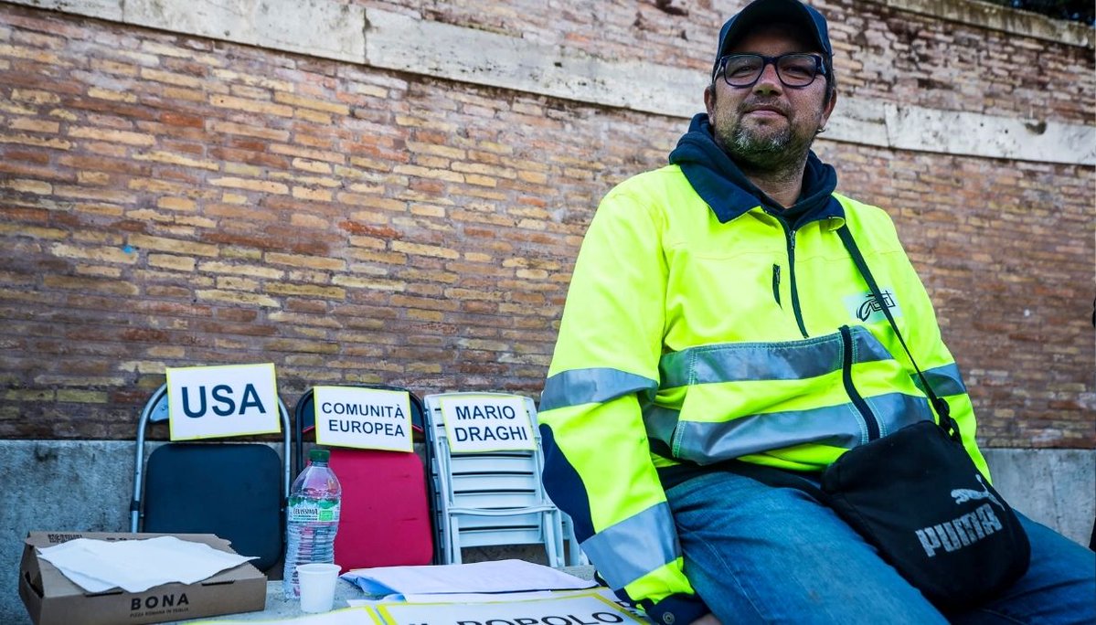 Giorgiolaporta's tweet photo. Quando davano il #Daspo a #Puzzer per aver distribuito rose in Piazza del Popolo a #Roma, facevate il tifo per la repressione dura e poi per gli #idranti sui manifestanti.
Oggi urlate al regime per la #Digos al #salonedellibro.
Avete la faccia come il CULO!
#21maggio #Montaruli https://t.co/eDcm87EflK
