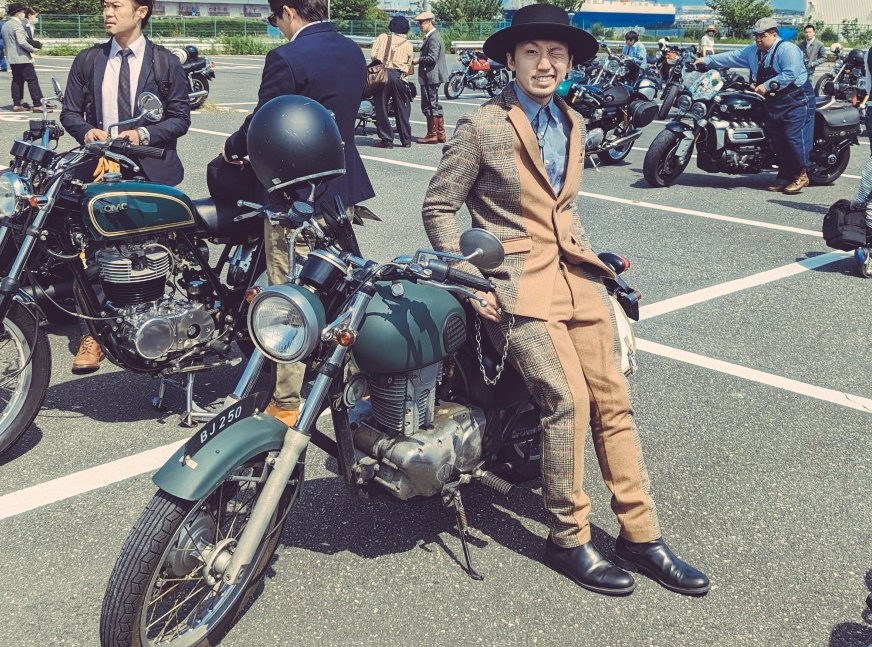 BackdropWANTZ's tweet photo. こんばんは！バックドロップ専門店WANTZです！
本日はつぶやき担当
「紳士な服装でクラシックバイクに乗る」というイベント
The Distinguished Gentleman's Ride
(ジェントルマンズライド)に参加してきました！

200台を超えるバイクにオシャレなライダーの方々、最高でした！
#DGR2023 
#TriumphDGR https://t.co/h77xXZ1KCD