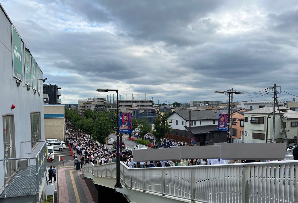 일본에서 트와이스콘서트란 몰까..
우리나라로치면거대한하나의행사같음

비행기에서 ‘즐거운 콘서트 관람되세요’ 라고 안내방송
여러 회사,기관에서 보낸 콘서트축하화환들
역에 아예 안내표지 
뭔 콘서트 입장줄이 역안에서부터 밖까지임..

이게다트와이스가콘서트한다해서벌어진일이랜다..