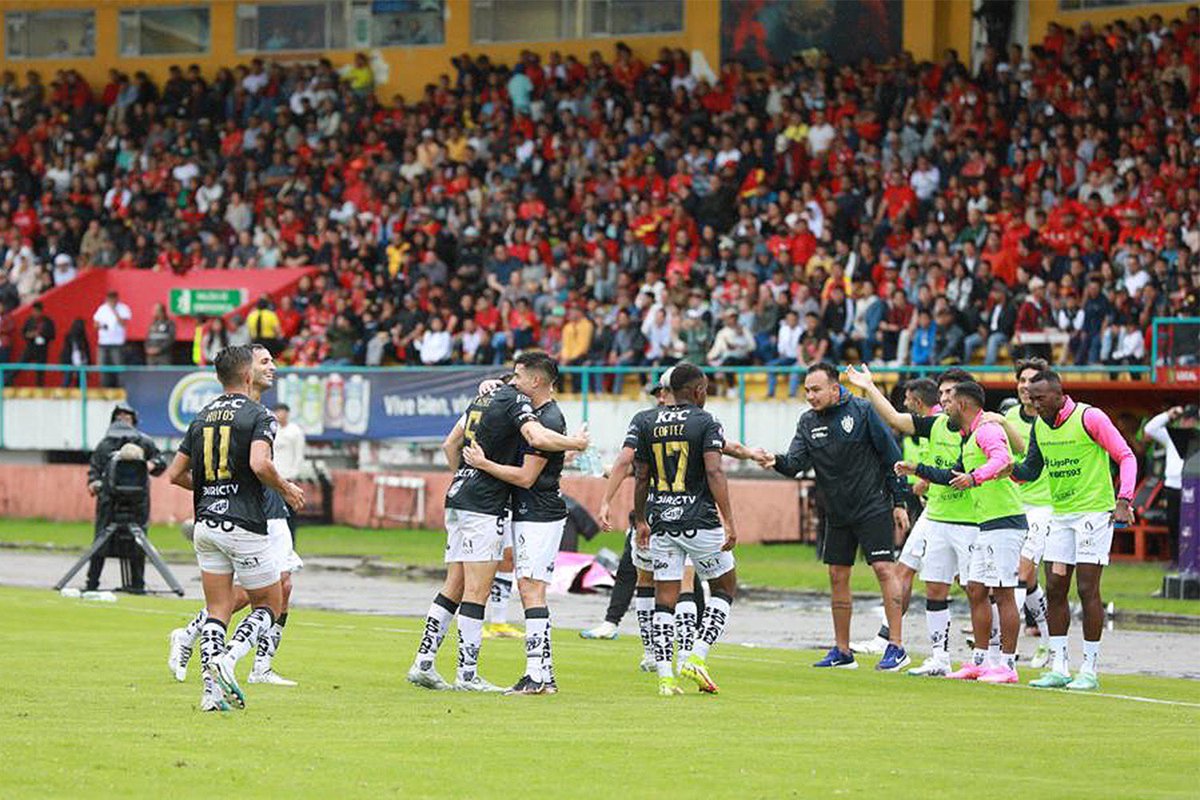 Futbolistas AXEM tweet media