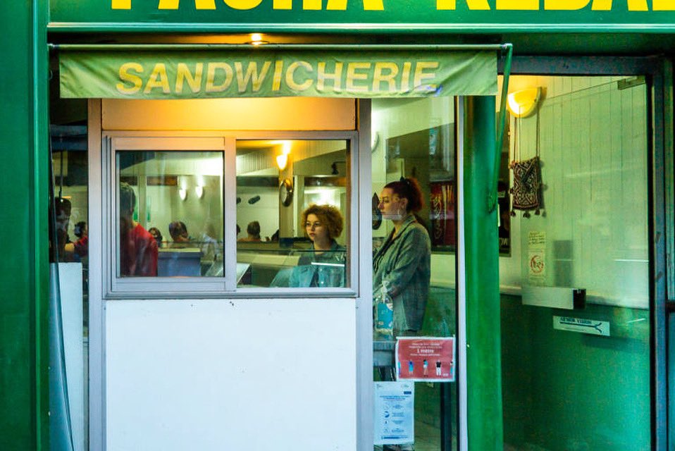 Renphotographie's tweet photo. L’attente. 

#rennes #kebab #attente #jeunesfemmes #soiree #photo #photooftheday #photography #photogaphie #leica #leicam #streetphotography #color #revueepic #fenetre #atravers https://t.co/2NfywGiIzj