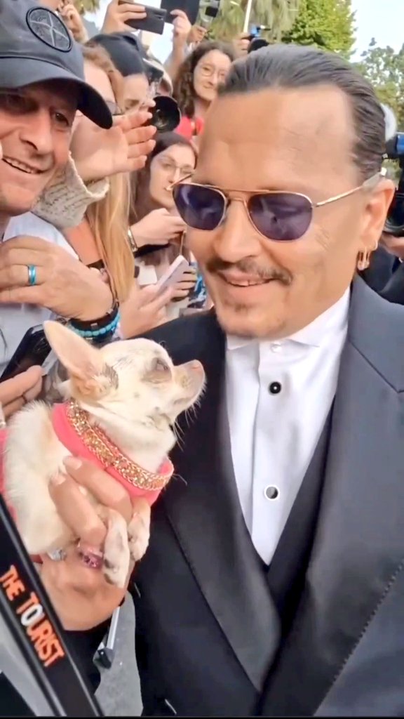 Photo break with your beloved fans 'relatives' I loved this photo!🐶⭐️💙🔝
#JohnnyDepp 
#JohnnyDeppRises 
#JohnnyDeppCannes2023 
#JohnnyDeppIsALegend 
#JohnnyDeppWon 
#JohnnyDeppKingLouisXV #JohnnyDeppIsAnAbuser ⭐️💙👏🏼