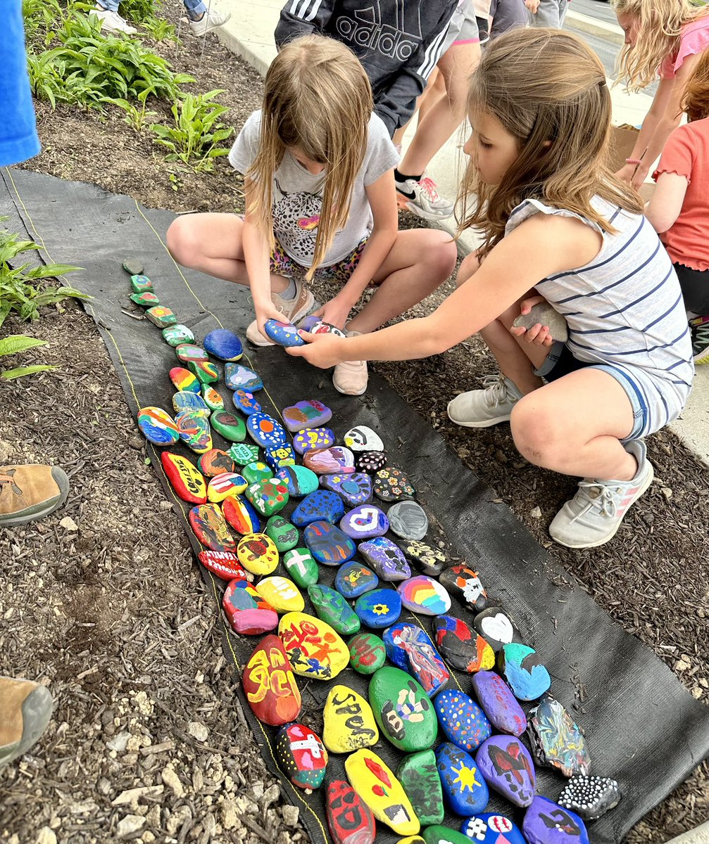 On Friday, Newville Elementary students and staff celebrated NewvilleCARES, a day of service projects for our community. This is just another way we are teaching our students to be creative collaborators and global citizens! #NewvilleCARES #BSSDproud