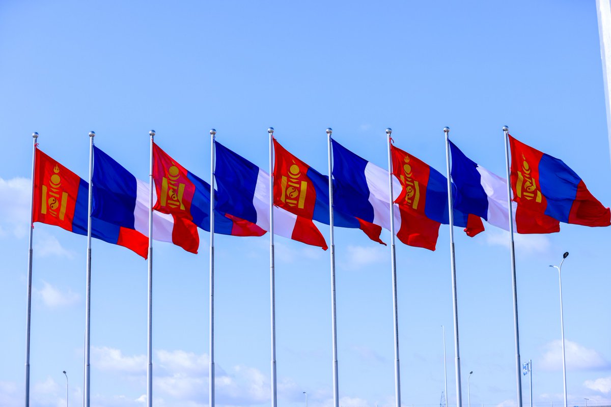 Монгол Улсын Ерөнхийлөгч Ухнаагийн Хүрэлсүхийн урилгаар Бүгд Найрамдах Франц Улсын Ерөнхийлөгч Эммануэл Макрон Монгол Улсад төрийн айлчлал хийхээр хүрэлцэн ирлээ. 🇫🇷 🤝 🇲🇳 #Айлчлал ➡️ mfa.gov.mn/73660
