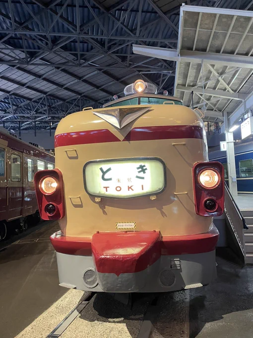 子供の頃は、新幹線みたいな流線形の列車が好きだったのですけど。大人になってから特急とき号のかっこよさが、やっとわかった気がします。ちょっとヤッターワンあたりを思い出すデザインラインですよね。気持ち無骨な雰囲気もあれど、やわらかでチャーミングなところが同居してるみたいな。