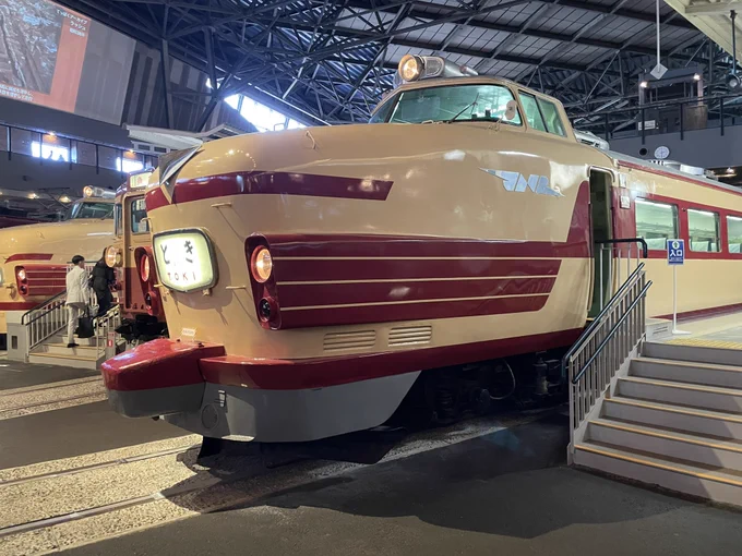 子供の頃は、新幹線みたいな流線形の列車が好きだったのですけど。大人になってから特急とき号のかっこよさが、やっとわかった気がします。ちょっとヤッターワンあたりを思い出すデザインラインですよね。気持ち無骨な雰囲気もあれど、やわらかでチャーミングなところが同居してるみたいな。