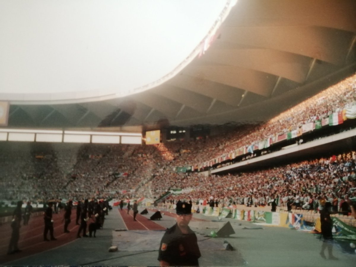 @Callum7McFadden @CelticStarMag Still have the memory of that night. Such a great occasion and the amount of Celtic fans was impressive. Myself being escorted across the pitch from Porto end into Celtic end, behind dugout.