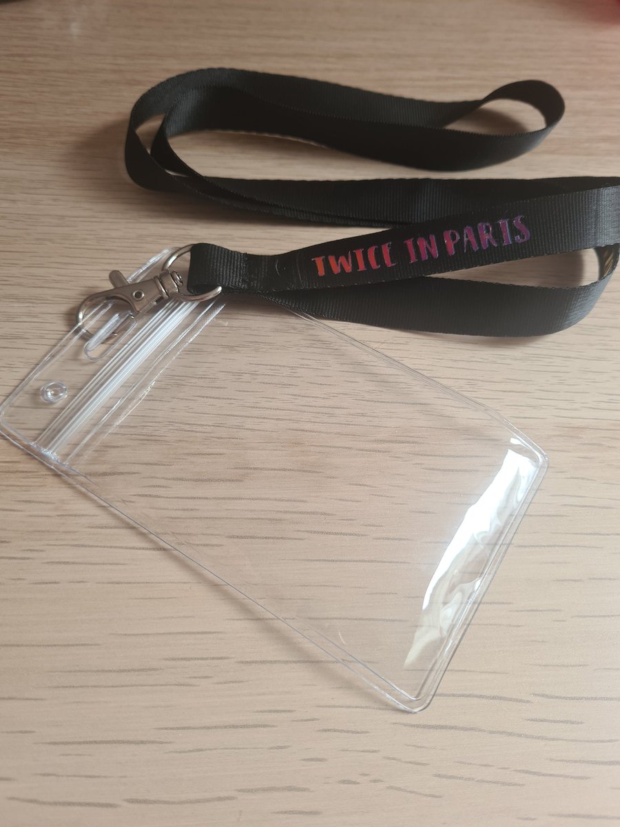 Voici mes lanière personnalisée pour le concert de twice à Paris : Pour mettre le billet collector ou pc au choix. 
Si intéressé ,je l'es fait 5 euros avec deux couleurs au choix pour l'écriture ( Holographie comme l'image ou blanc)

#Twiceinparis #Twiceinfrance #Twicefrance