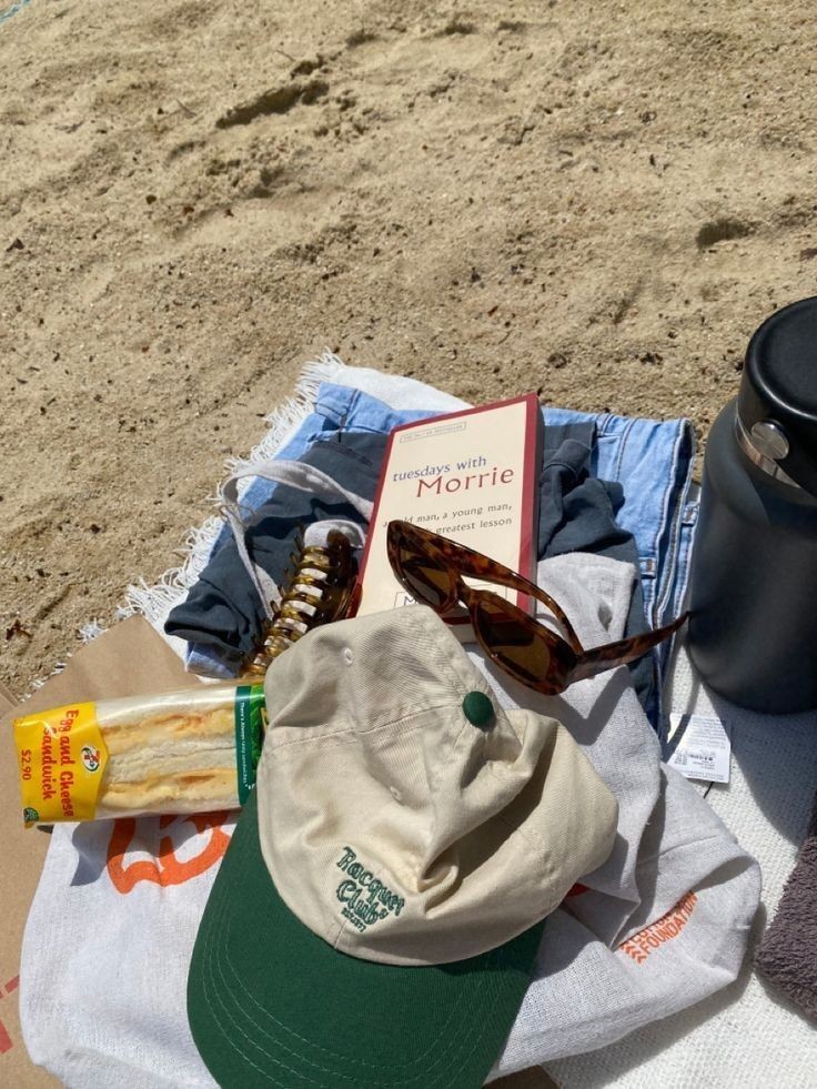 gilmorekie's tweet image. ♡𝅼  ͡ Bom dia, pessoal! Como estão hoje? Aproveitei que o dia está bonito para visitar a praia, o ar fresco é ótimo para o Pedrinho e dizem que som de mar acalma o neném, acho que é disso que ele precisa agora, pois não dormiu a noite inteira. Vocês gostam de praia?!