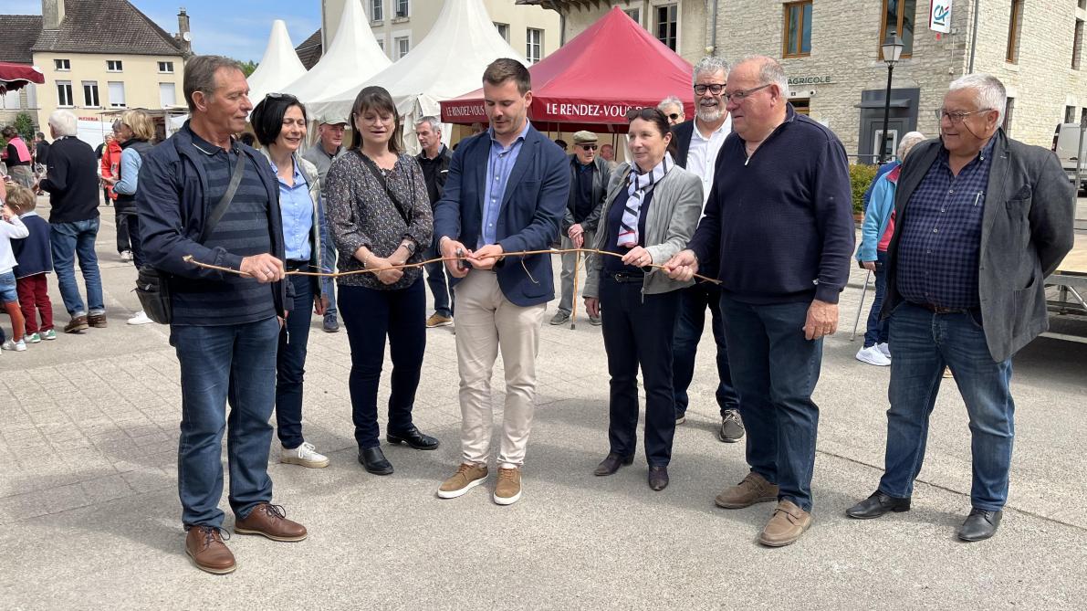 lesteclair's tweet photo. La convivialité de mise sur les stands de la Foire aux vins d’Essoyes https://t.co/t71Qa6JGyY https://t.co/lhzv9KpYQX