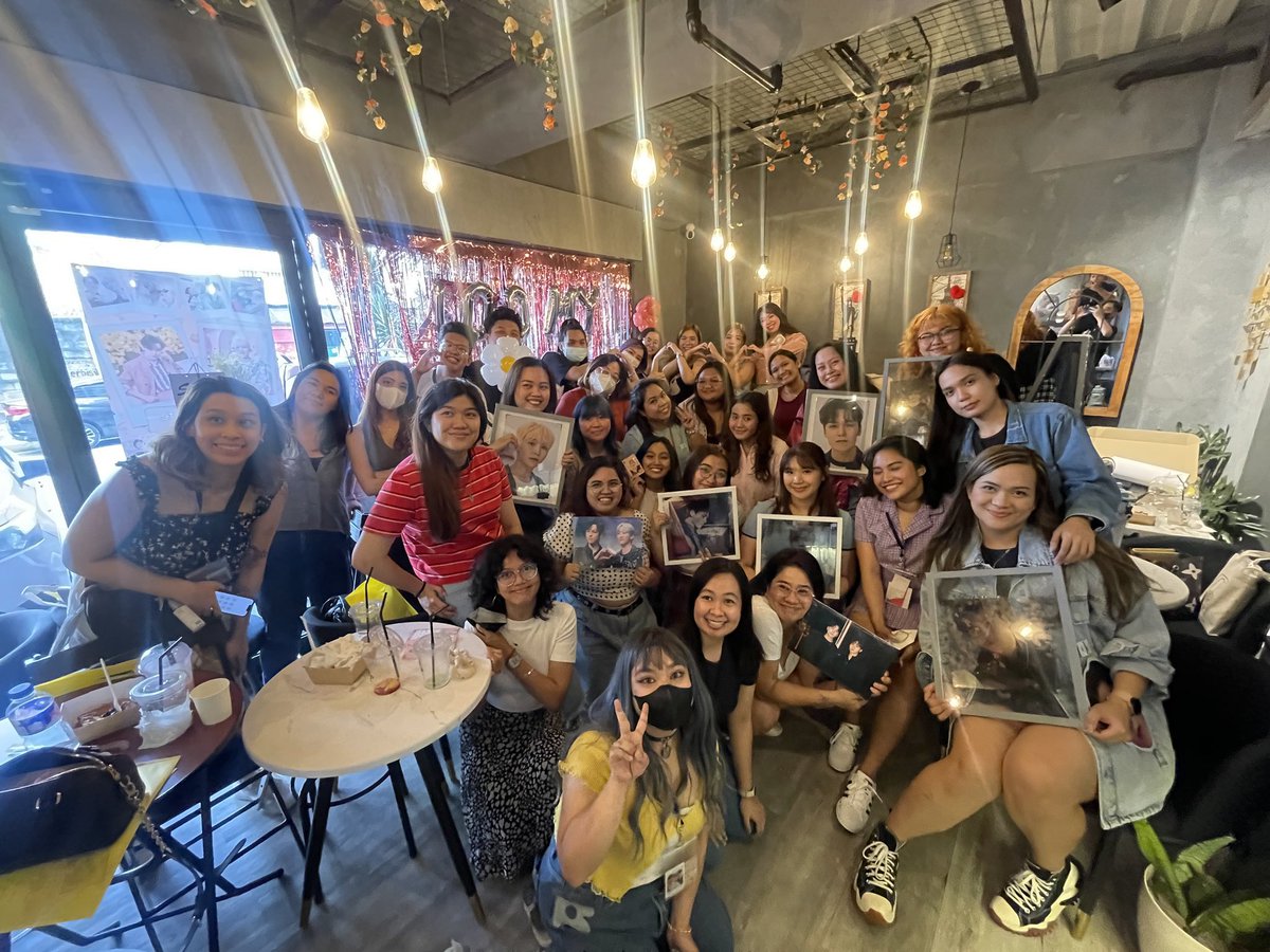 caratcharm's tweet photo. Ultra late post bec Iβm only going through my photos now π
@sol4boo with @chwesolboos @kidmin9yu & @yoojinchim #BooMySolmate https://t.co/dwhyFkpyNe