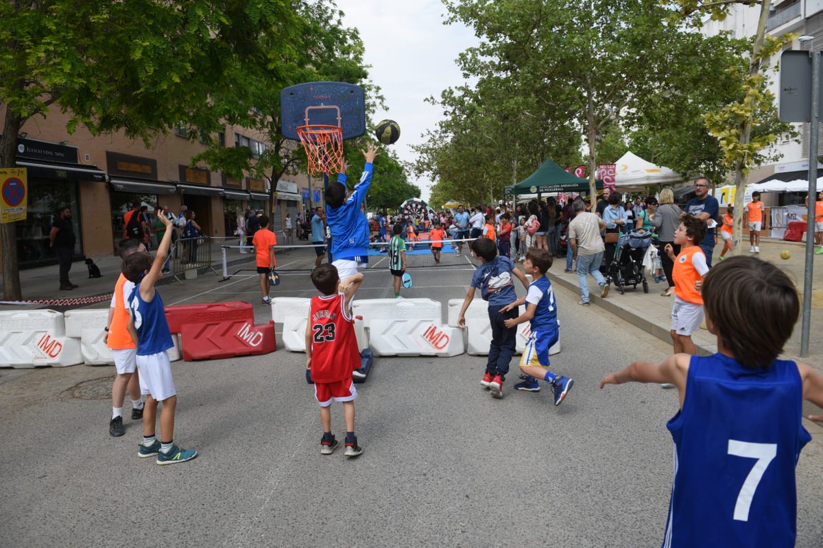 IMDSevilla's tweet photo. Y hoy domingo ha sido #tuDistrito Bellavista-La Palmera el que ha acogido la iniciativa #CalleDeporte del @Ayto_Sevilla https://t.co/ocJk5hgxZm