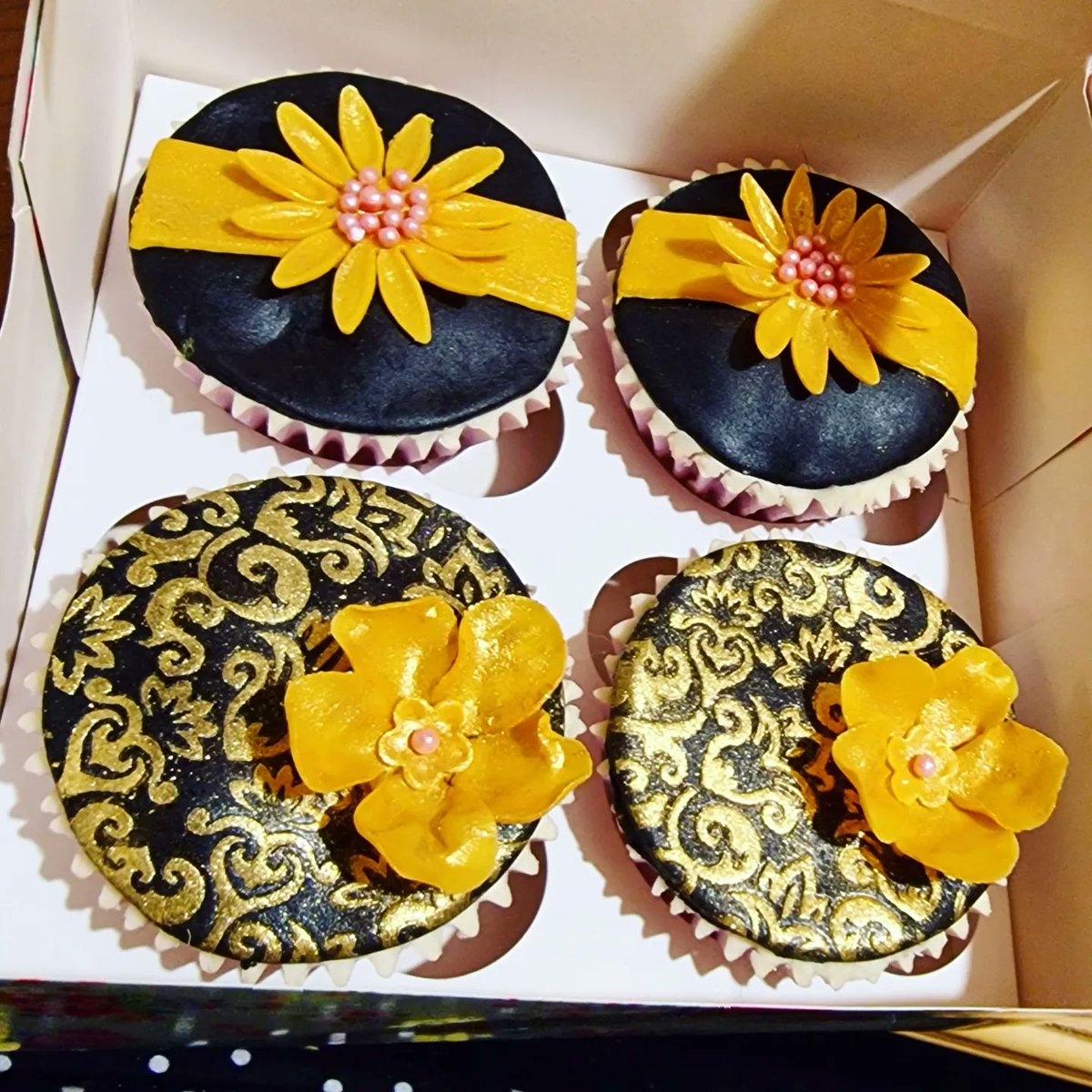 Unfortunately I'm still poorly so I've not been baking as much as I would like, but I made an exception and did these 8 cupcakes for my lovely hairdresser. I'm happy to say she loved them! 😀❤️ #crumbstheword #crumbsthewordbakery #cupcakes
