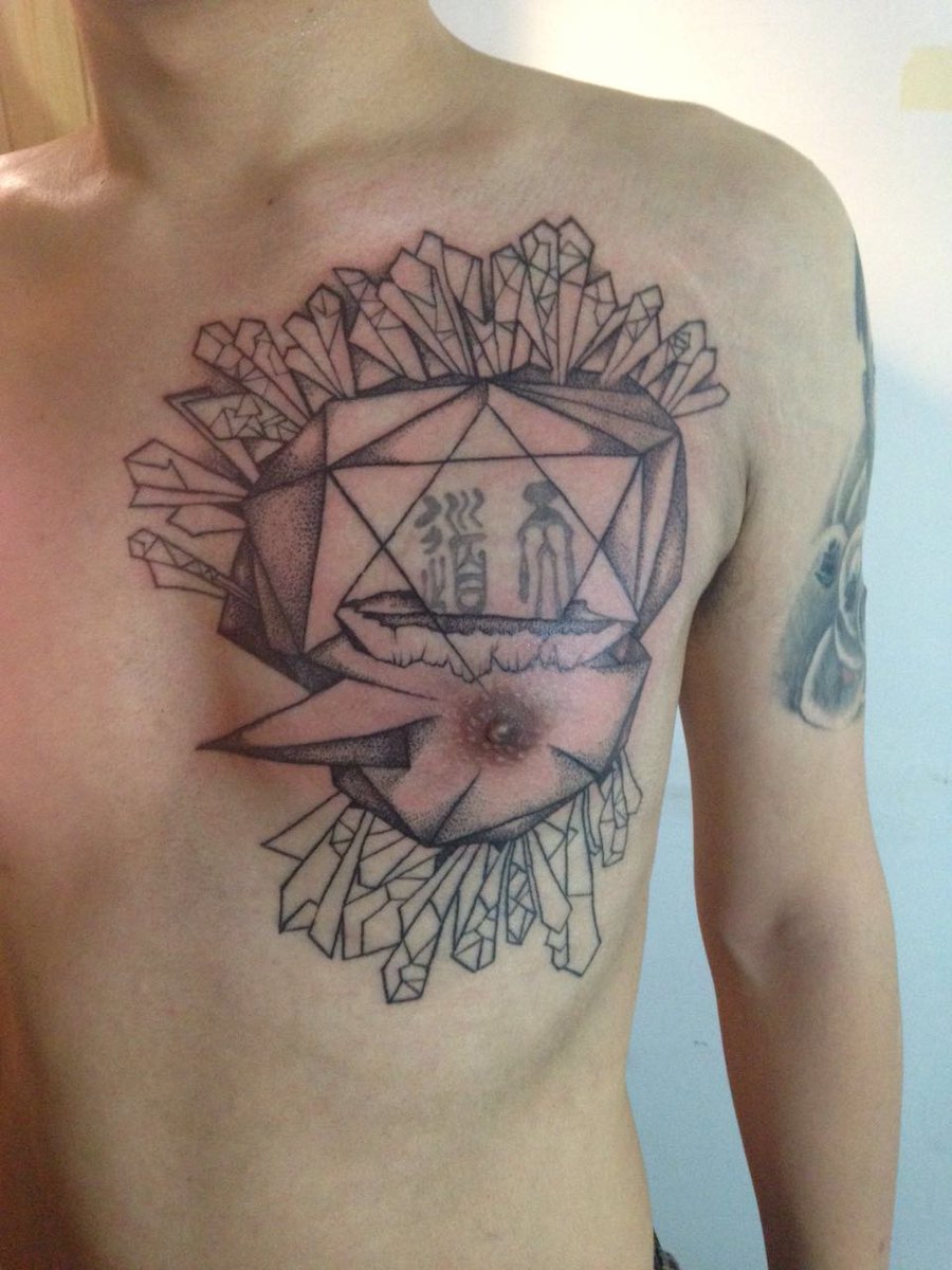gavinlee_522's tweet photo. This tattoo is located on my left chest, with some irregular edges and corners, representing infinite possibilities for my future.#tattoo https://t.co/YqyS47a7KA
