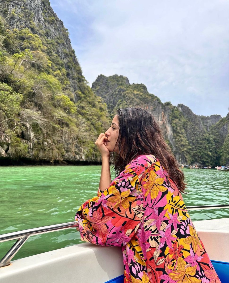 #InPhotos | #MiddayEntertainment 

Shehnaaz Gill feels ‘tiny, humble’, while enjoys boat ride at Phi Phi Island in Phuket 

@ishehnaaz_gill 

@ShehnaazShineFC @DeolGur01 @ShehnaazGillTM @TMShehnaazGill_ @ishehnaazians
 
#ShehnaazGill #Shehnaazains #ShehnaazGillNewPhotos