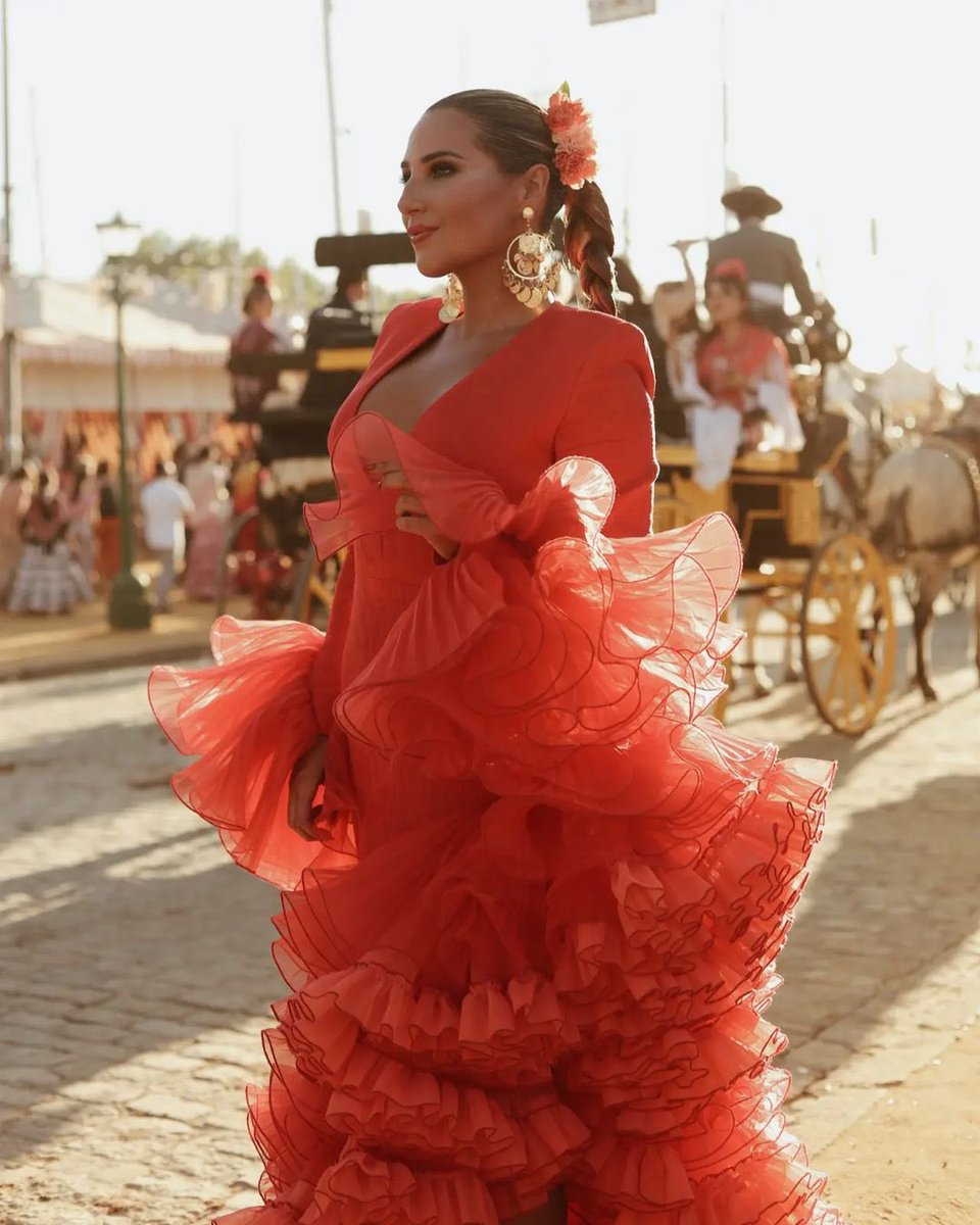 Moda_Andaluza's tweet photo. Laura Gallego en la feria de Sevilla con vestido de Juana Martin y pendientes Morlote Alta Bisutería 

💆‍♀️💄: Alejandro Make up ar
📷: Marcos Holland

#lauragallego #juanamartin #morlotealtabisuteria #modaandaluza #modaflamenca #artesania #sevilla #andalucia https://t.co/GkHtH13q26