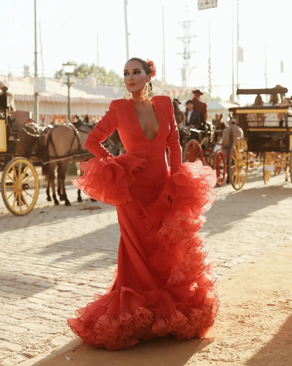 Moda_Andaluza's tweet photo. Laura Gallego en la feria de Sevilla con vestido de Juana Martin y pendientes Morlote Alta Bisutería 

💆‍♀️💄: Alejandro Make up ar
📷: Marcos Holland

#lauragallego #juanamartin #morlotealtabisuteria #modaandaluza #modaflamenca #artesania #sevilla #andalucia https://t.co/GkHtH13q26