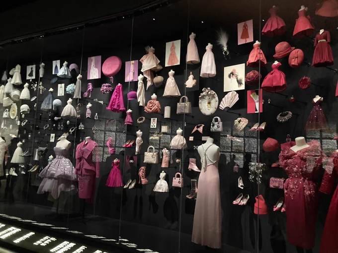 東京現代美術館で行われているディオール展 セレブリティなドレス達が圧巻の空間演出で展示されており最高でした…!全ての展示空間が洗練されており目も心も潤いました