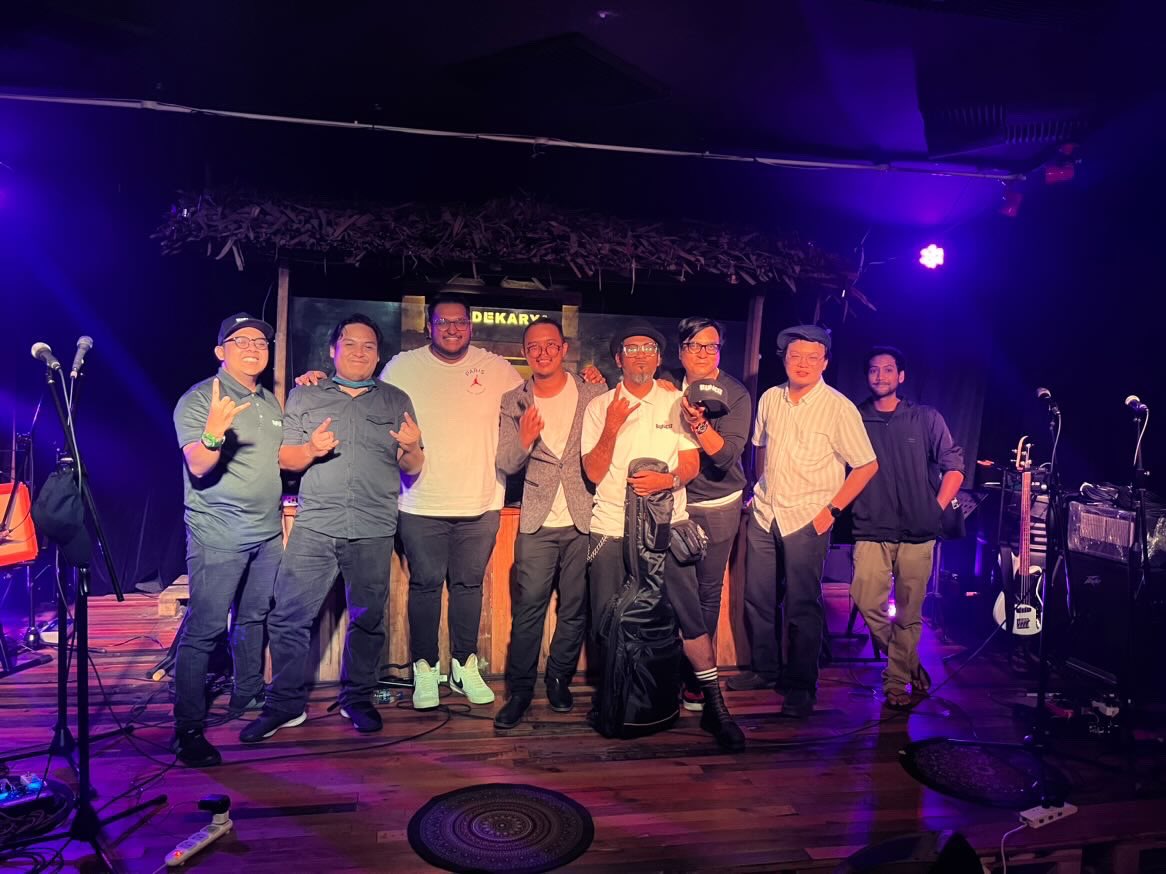 ehmomin's tweet photo. Unbelievable,
Thank you to those who came and stay till the end. You guys have rock!
Grateful to be given this opportunity to be headlining @merdekarya once again.
#mominandthedeenslist
#alternativerock
#DiscoverGrassrootsMusic
#merdekarya
#originals https://t.co/0m8b4yjEPt