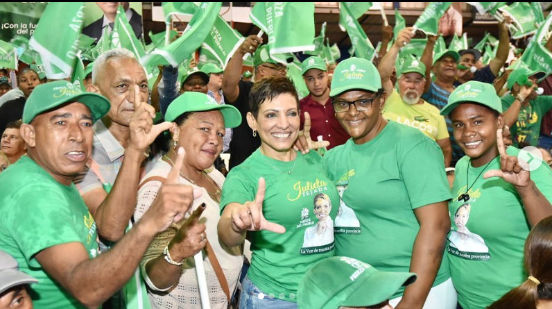 julietatejada's tweet photo. Los mocanos desafiaron la lluvia para recibir a su líder @leonelfernandez y próximo presidente de la República Dominicana. En Moca con la Fuerza del Pueblo, venceremos.
@fpcomunica
#fuerzadelpueblo
#leonelenmoca
#julietadiputada
#lavozdenuestraprovincia https://t.co/0uGq2UkmQU