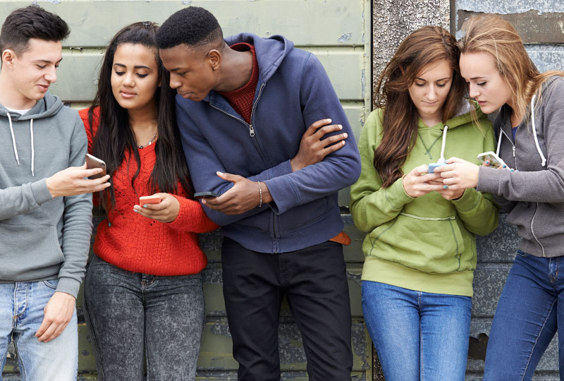 PHealthySchools's tweet image. Have you been wondering about how much screen time is healthy for your child?  Check out his article for some general guidelines to follow:  myumi.ch/JpQx7  #ProjectHealthySchols  #HealthyScreenTime