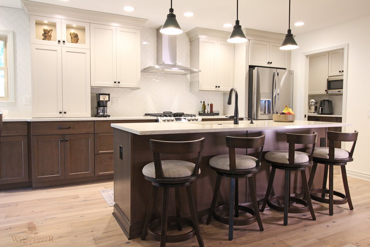 WoodmasterMI's tweet photo. From Saturday night dinner with friends to Sunday brunch with the family, an efficient and stylish #kitchendesign has everything you need to make cooking and entertaining fun.  🍝 🥂

 👉This kitchen includes a large island with barstools, a walk-in pantry, and plenty of storage. https://t.co/RZzG3QoFUx