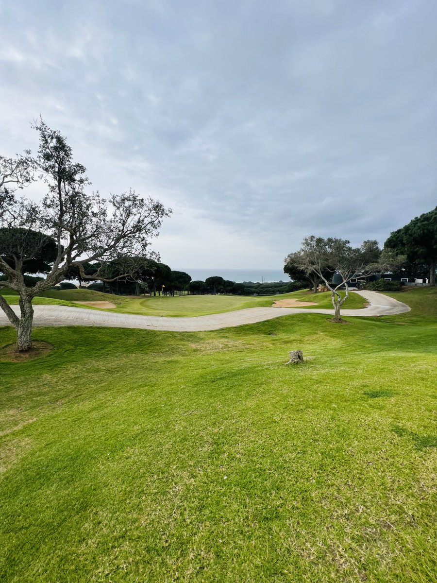 🥰 On the weekend, my good sister asked me to play golf at the course ⛳️ The scenery is really beautiful and the whole thing is very relaxing, I haven't played for a long time 😅 I hit a confident swing once again 😆