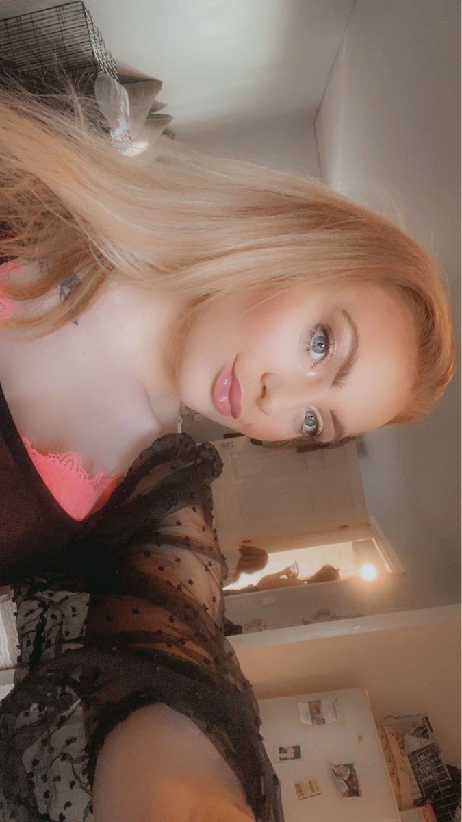 TeeTeePetite's tweet photo. For having been away for so long, I’ve got a little treat🤭 add my Snapchat for £10 sessions and for a day only, calls too😈🥵 you don’t want to miss out so get adding😈TTPetite❤️ #sellingcontents #buyingcontent #blonde #tatted #fatass #pawg #nsfwtw #nsfw #nsfw_twt https://t.co/LWfQgo2BRA