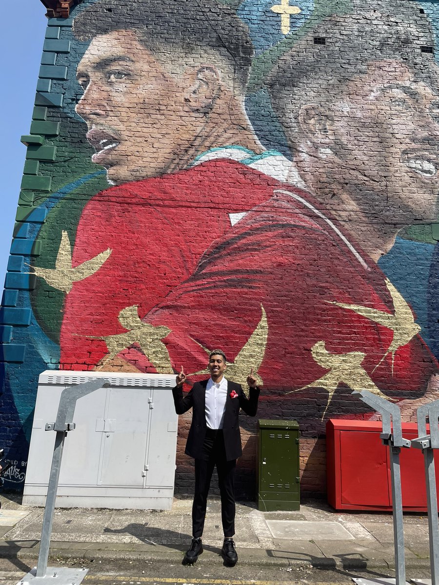 SamueILFC's tweet photo. Bobby and his mural. 🥹❤️ https://t.co/yZtOYiQqRX