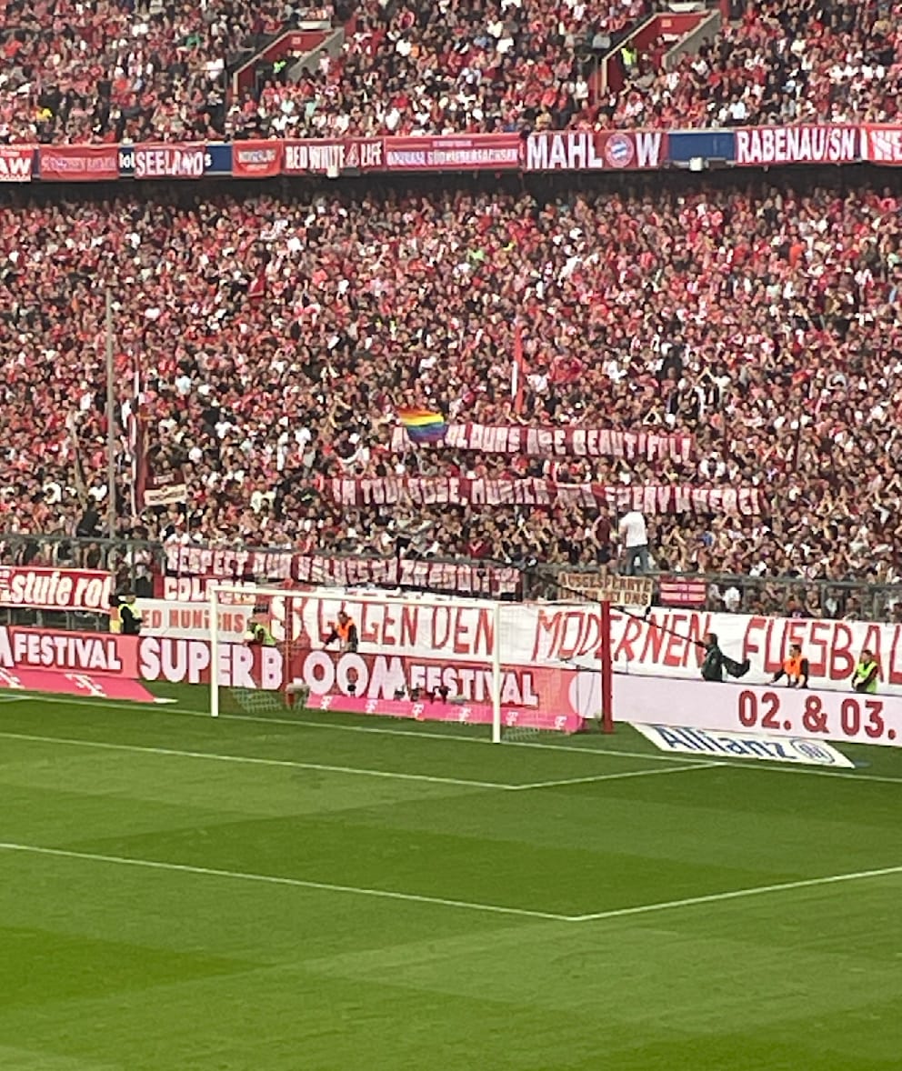 iMiaSanMia's tweet photo. Bayern fans held a banner yesterday: 'All colours are beautiful. In Toulouse, Munich and everywhere. Respect our values Mazraoui!'

This comes after Noussair Mazraoui showed support on Instagram to Zakaria Aboukhlal who refused to take part in Ligue 1's rainbow campaign

[@BILD] https://t.co/wG8egaAgHV