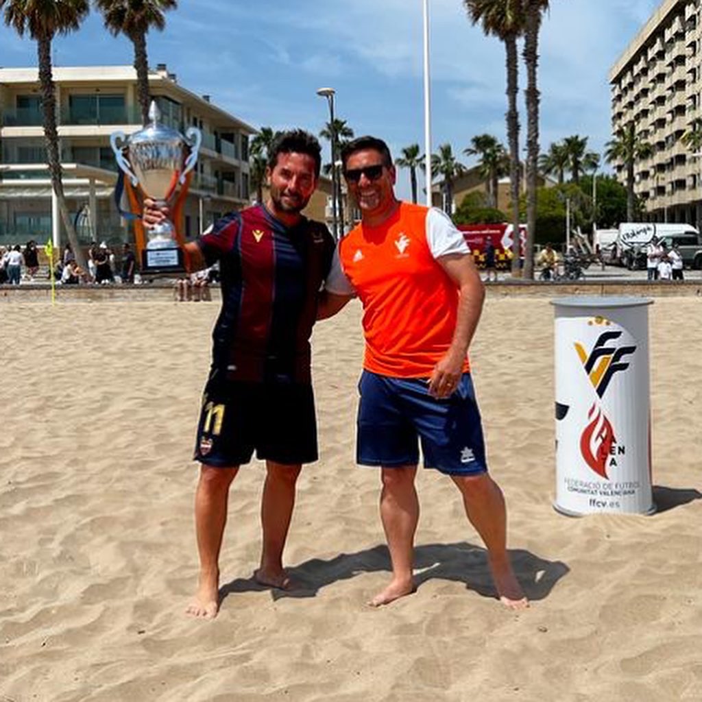 El <a href="/LevanteFPlaya/">Levante Fútbol Playa</a>, CAMPEÓN AUTONÓMICO de #futbolplaya tras vencer en la final de la Lliga Autonòmica al <a href="/AlborayaFS/">Alboraya FS</a> (8-3) disputada en 🏖️ La Patacona (Alboraya) 

🙋‍♀️ Y el <a href="/turiabsc/">Turia Beach Soccer</a> ha completado la gran mañana playera con un partido de exhibición 🧡

#SomFutbol