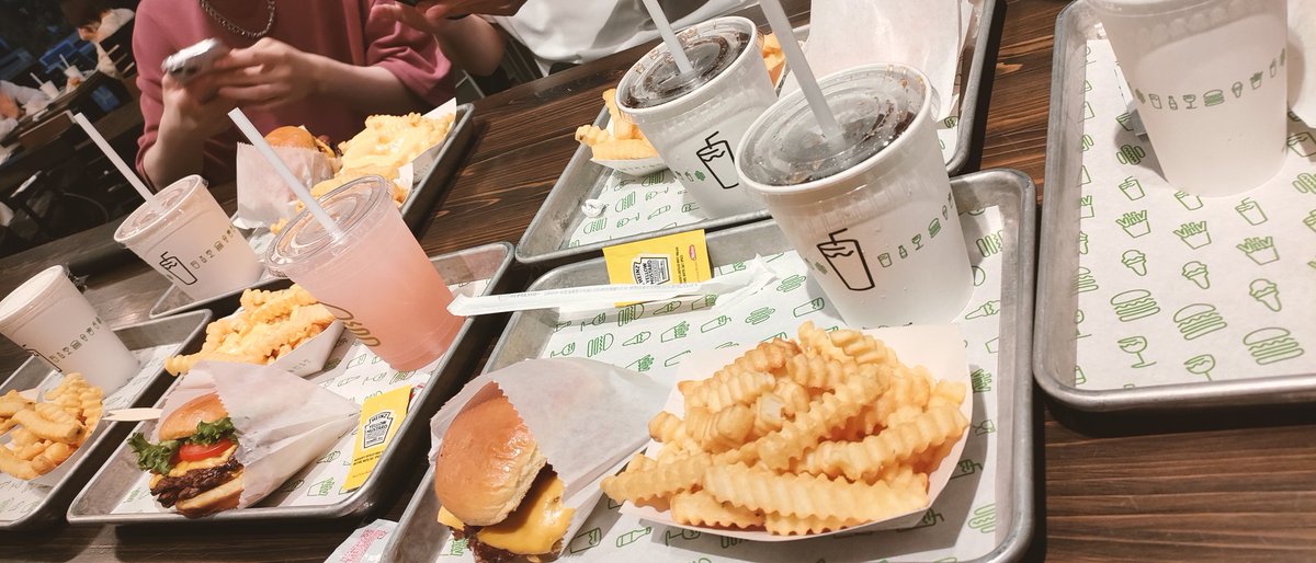 大阪旅行ゲロ楽しかったっす 
またみんな遊ぼう 写真飯ばっか笑