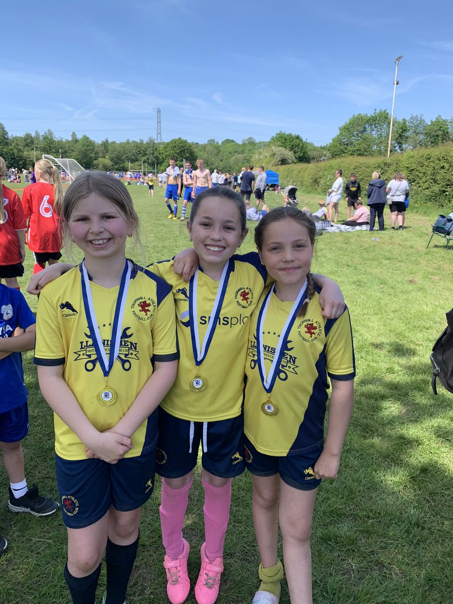 EmilyPeach18's tweet photo. @Year4TPS The girls at their football tournament today ⚽️💙💛 https://t.co/RnWgdOKj0d