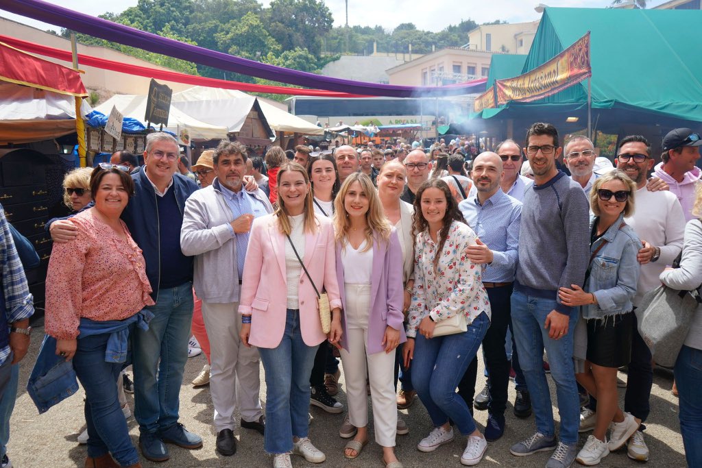 ppbalears's tweet photo. La presidenta @margaProhens i l'equip de Mireia Ferrer de @CapdeperaPP han estat a la fira medieval de Capdepera, un tornar enrere a una terra productiva, de pagesos i d'artesans, a l'elogi de la taverna, amb tota classe de menjars i beures. Música i joglars. Un goig de fira! https://t.co/TVpyjnE1sn