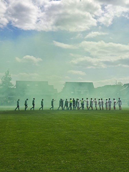 IJsselderby onbeslist, titelstrijd beslist: De IJsselderby tussen 's-Heerenbroek en Wilsum is geëindigd in een 1-1 gelijkspel. In de eerste helft kreeg Wilsum de betere kansen, ondanks een vroege achterstand na een fout van doelman Malanda. Melvin… dlvr.it/SpNDhm