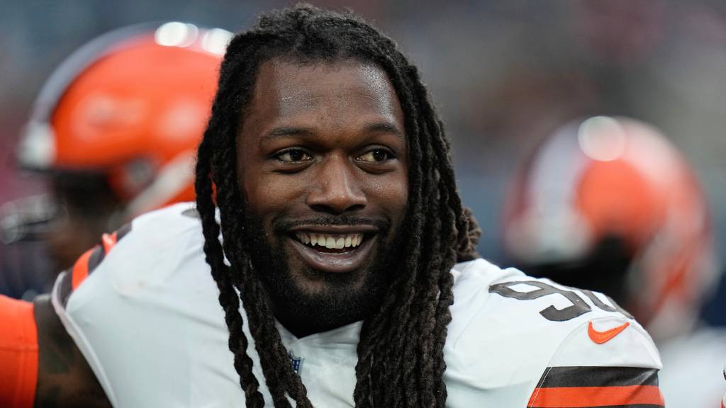 AroundTheNFL's tweet photo. Jadeveon Clowney admits "it would be nice" to return to Texans, has "no timetable" on signing somewhere

https://t.co/wuSgxAqU5Q https://t.co/1GINEt0PEy
