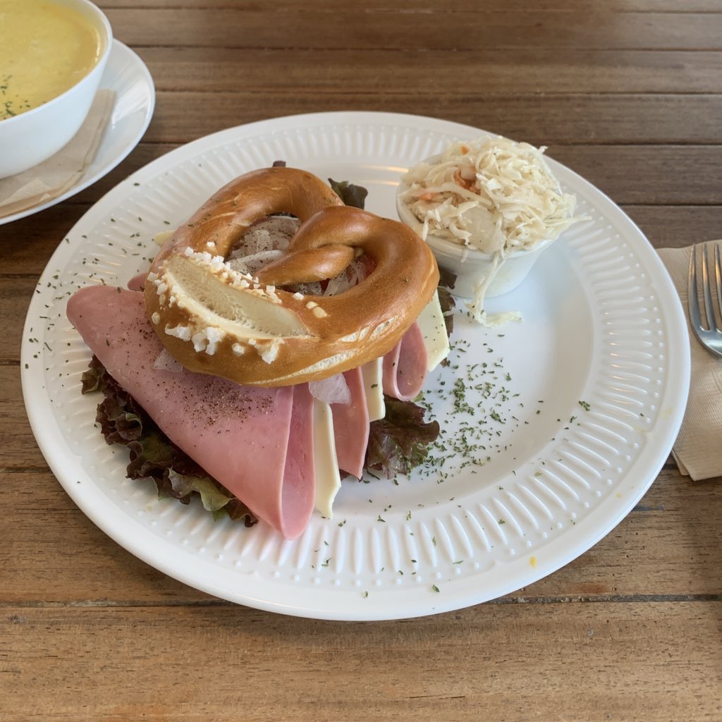 ___arduhn's tweet photo. 📍The bakers table

いつ来ても異国を感じられるベーカリーショップ🥐昔は英語か韓国語どっちで注文するんやろってキョどりながら注文した記憶があったけどタッチパネル式注文機械のキヨスクも誕生してて楽に注文できる。韓国で海外感じたいときはここ！
#韓国旅行 #韓国カフェ https://t.co/AzCKR2b29q