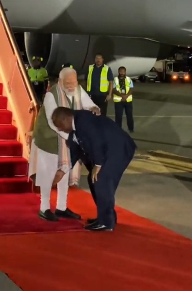jishanalia82's tweet image. #पापुआ न्यू गिनी के दौरे पर पहुंचे PM @narendramodi, वहां के PM ने पैर छूकर किया स्वागत
