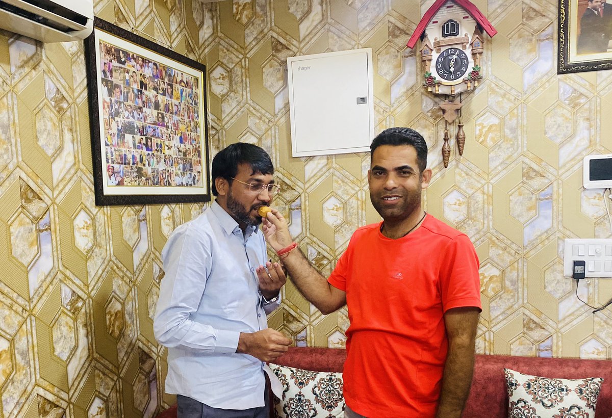 lkantbhardwaj's tweet photo. भारतीय जनता पार्टी के परिवार में शामिल होने के बाद छोटे भाई डा. नरसी किराड़ ने घर आकर मुलाकात की
@NarseeKirad https://t.co/CNMOoOMC2x